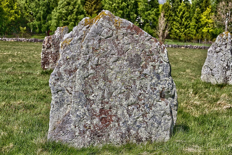 Pierres runiques 5877.jpg - Les pierres runiques sont des pierres dressées et gravées, qui ont souvent été placée, à l'ère des Vikings, à proximité de tombes, mais l'ont aussi été pour commémorer d'autres évènements. Les 1ères datent du IVè s., les plus "récentes" du XIIès. Les gravures sont rarement visibles, et quant à savoir ce qu'elles représentent... Il faut beaucoup d'imagination! (Région de Skövde, Suède, mai 2011)